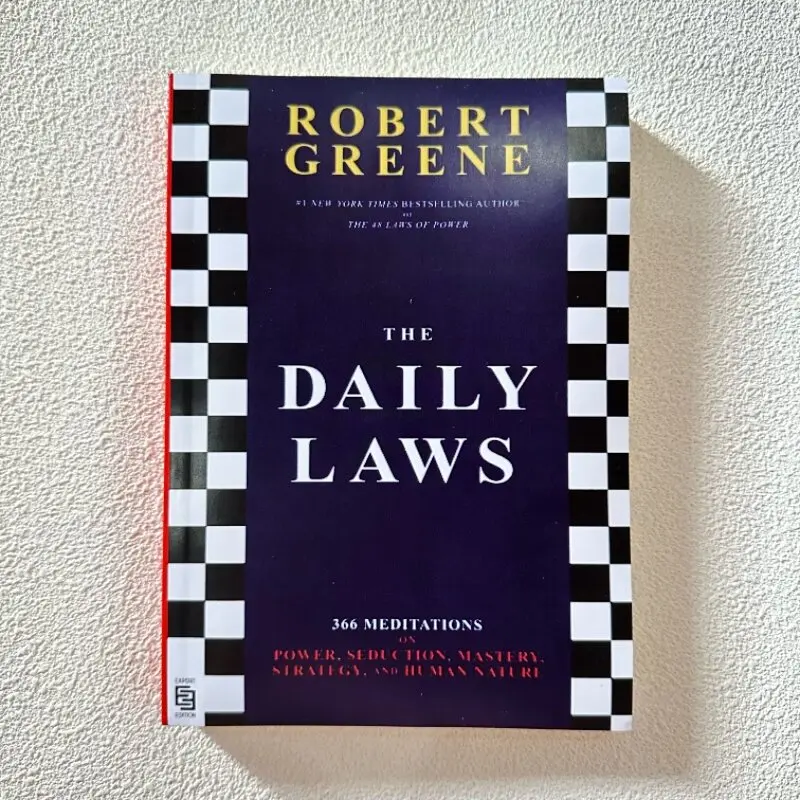 Las Leyes Diarias: 366 Meditaciones sobre el Poder, la Seducción, el Dominio, la Estrategia y la Naturaleza Humana de Robert Greene, Libro de Autoayuda en Inglés