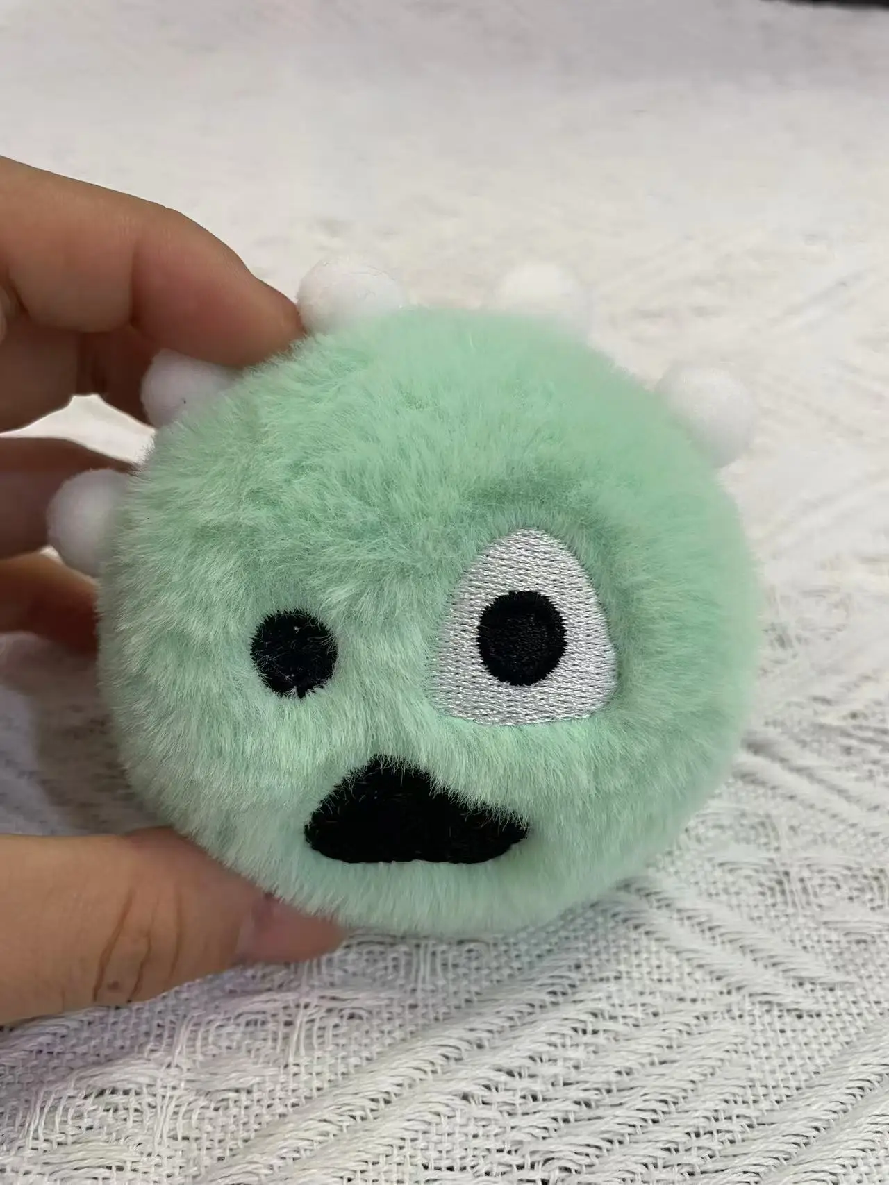 قلادة كرة كورتيسبال القطيفة مع نفس كائن قطيفة وقبيح ولطيف حولها، سلسلة معلقة، هدية حقيبة المروحة، مارتن كونو جوشون