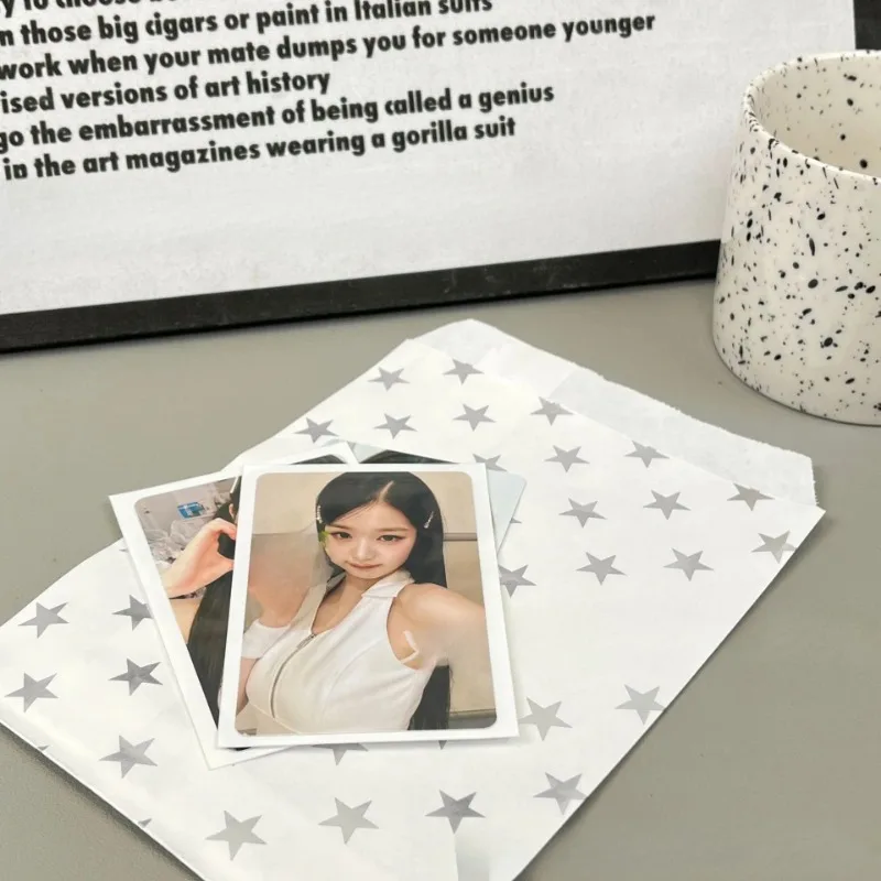 20 SZTUK papierowych torebek ze srebrnymi gwiazdami o wymiarach 13x18 cm – eleganckie i wszechstronne opakowanie na prezenty na wesela, przyjęcia i specjalne okazje — zdjęcie produktu 4