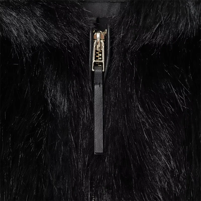 سترة نسائية عصرية ومثيرة بغطاء للرأس من الفرو الصناعي لخريف 2025