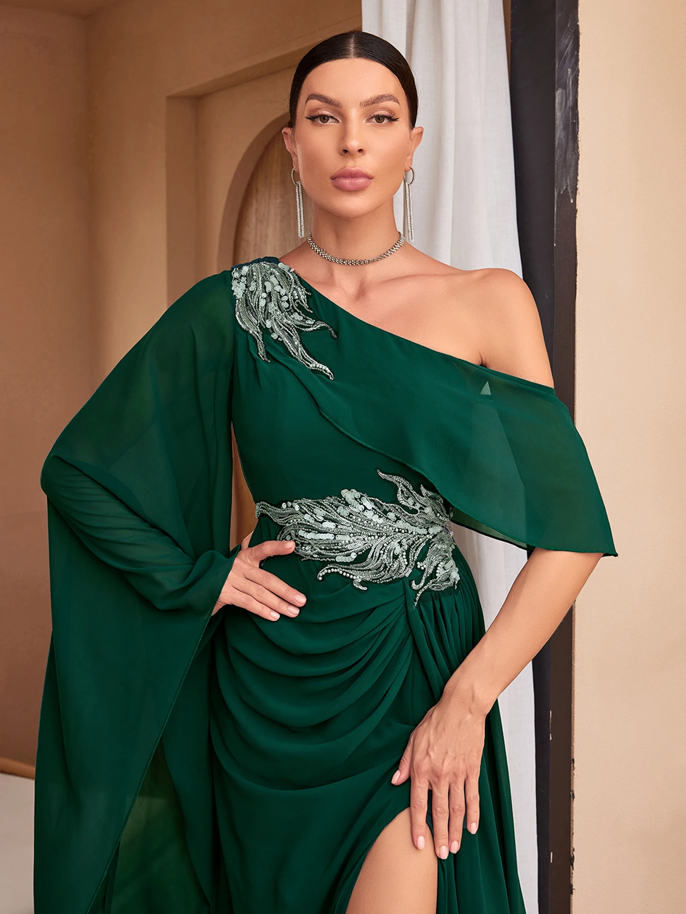 UNITHORSE ثوب مسائي مع فتحة جانبية وأكمام طويلة وتفاصيل الخصر وتطريز معدني وزينة فستان سهرة شيفون