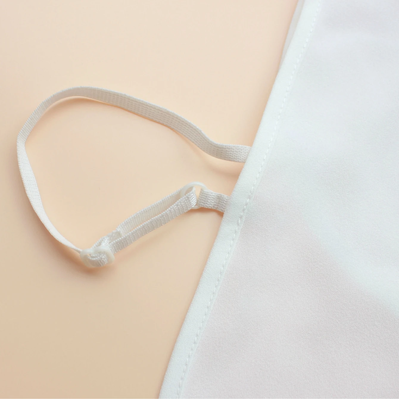Stand-up collar ruffled false collar. Fashionable and versatile adjustable false collar. Simple white shirt collar design. Elega