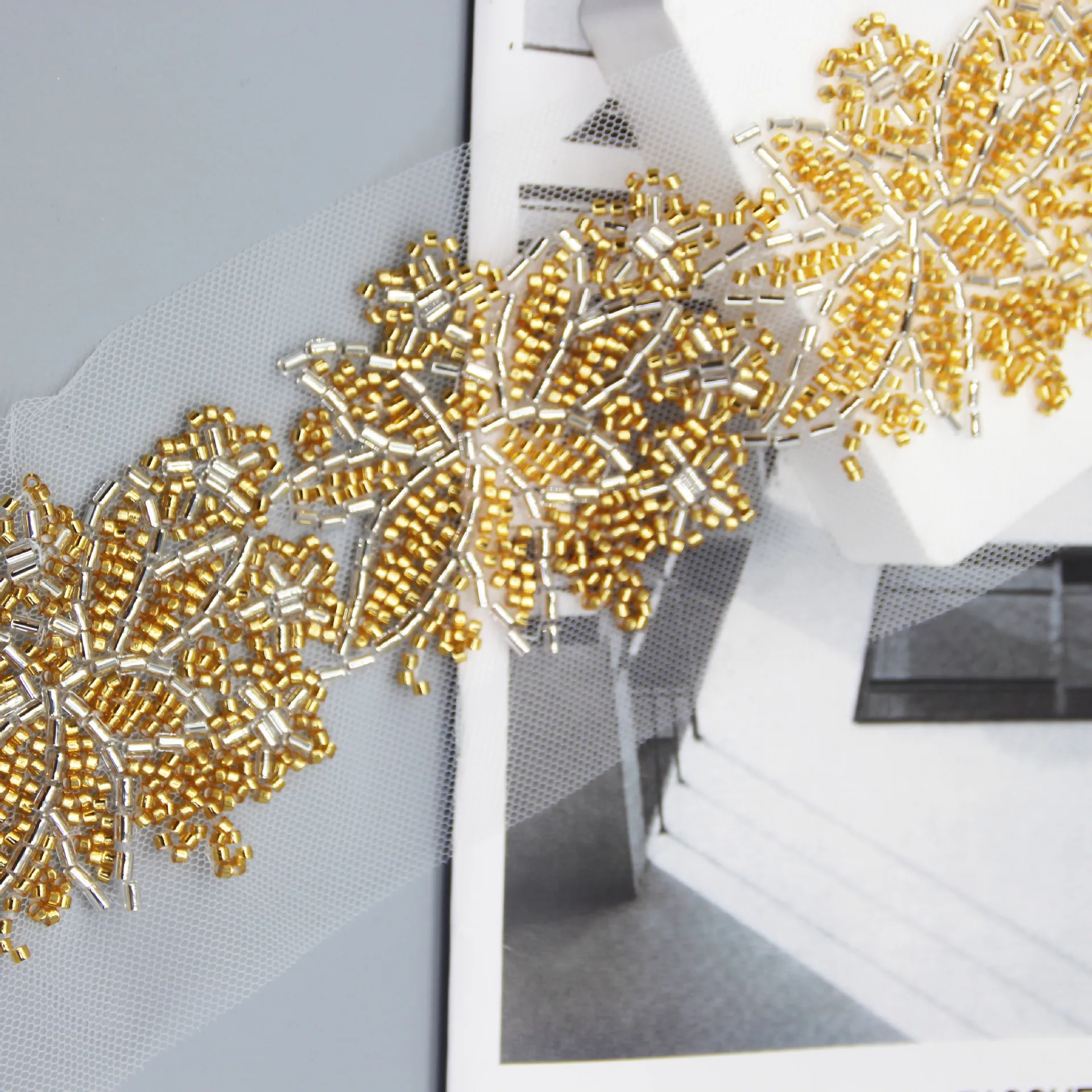 0.5 เมตรสีขาวทองเรยอนลูกปัดเลื่อมดอกไม้ปักลูกไม้กระจก Applique Patch DIY อุปกรณ์จัดงานแต่งงานเย็บ