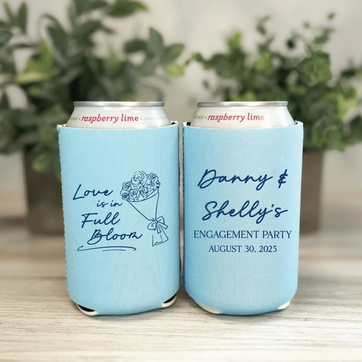 Soporte para latas Love Is In Full Bloom, funda para bebidas de boda personalizada, fiesta de compromiso, recuerdo de boda, enfriador de latas, Huggers de cerveza, boda