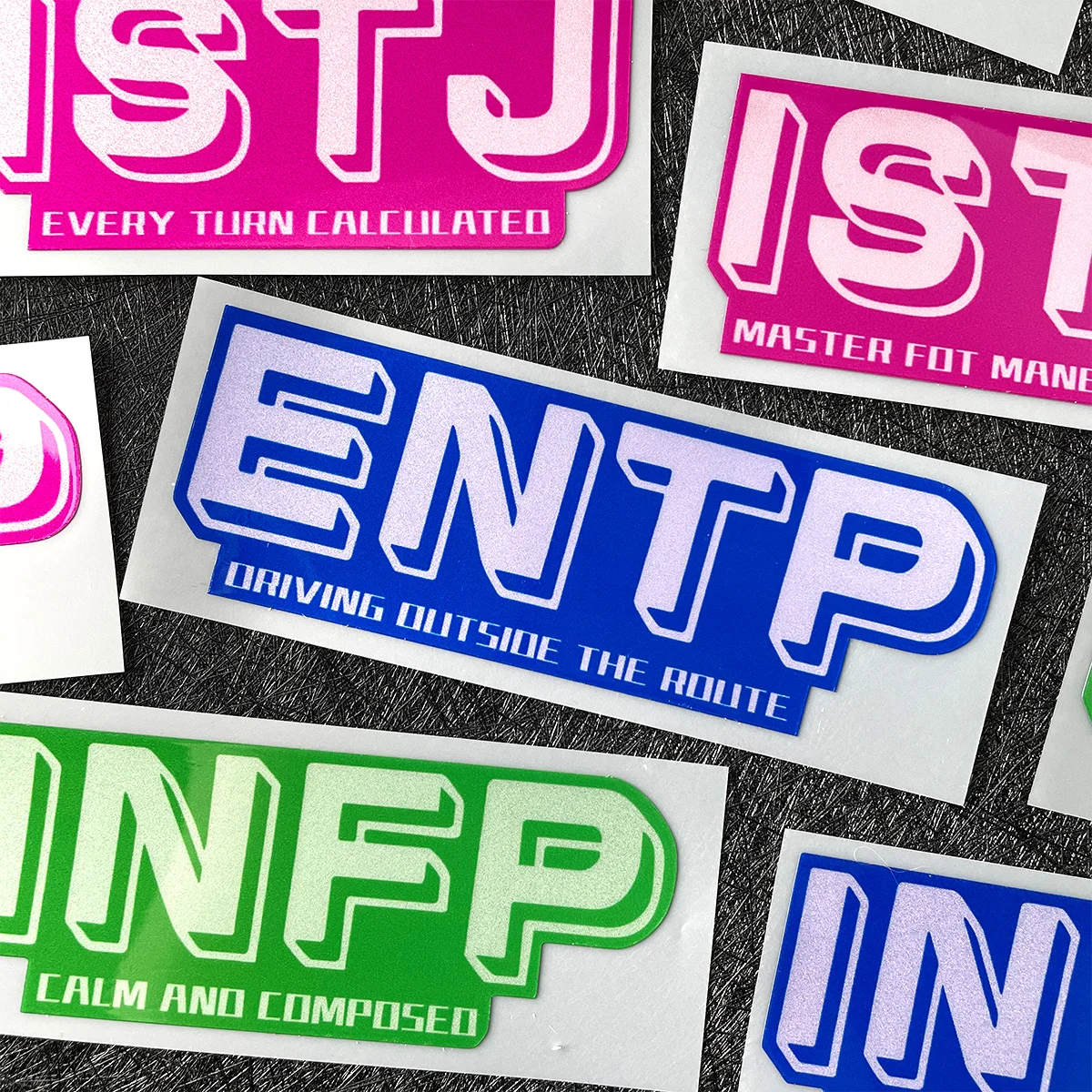 16 نوعًا من ملصقات الدراجات النارية العاكسة MBTI لسكوتر الدراجات النارية وخزان الوقود وخوذة الزجاج الأمامي ملحقات تزيين الفينيل