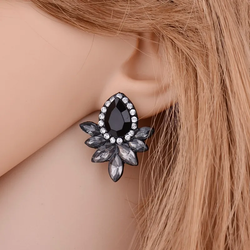 2023 Beautiful Flower Shape Crystal Stone Piercing Earrings Black Flower Rhinestone Stud Earrings Women Wedding Gift Jewelry