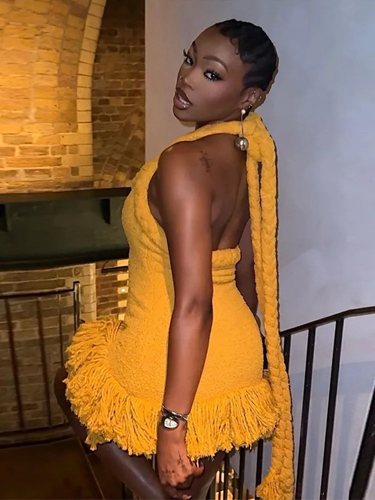 เดรสสั้นเปิดหลังประดับพู่เซ็กซี่สำหรับฤดูใบไม้ร่วงและฤดูหนาว  ชุดเดรสหรูหราสำหรับผู้หญิง สายเดี่ยว  ชุดราตรีงานเลี้ยงค็อกเทล งานพรอม สีเหลือง ปี 2025