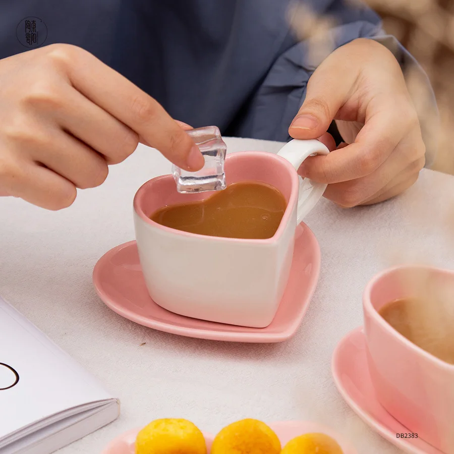 Tasse à café peinte à la main, tasse à thé créative, tasse en forme de cœur, céramique, lait, standardisation, porcelaine, café, vente en gros, cadeau de normalisation britannique, nouveauté