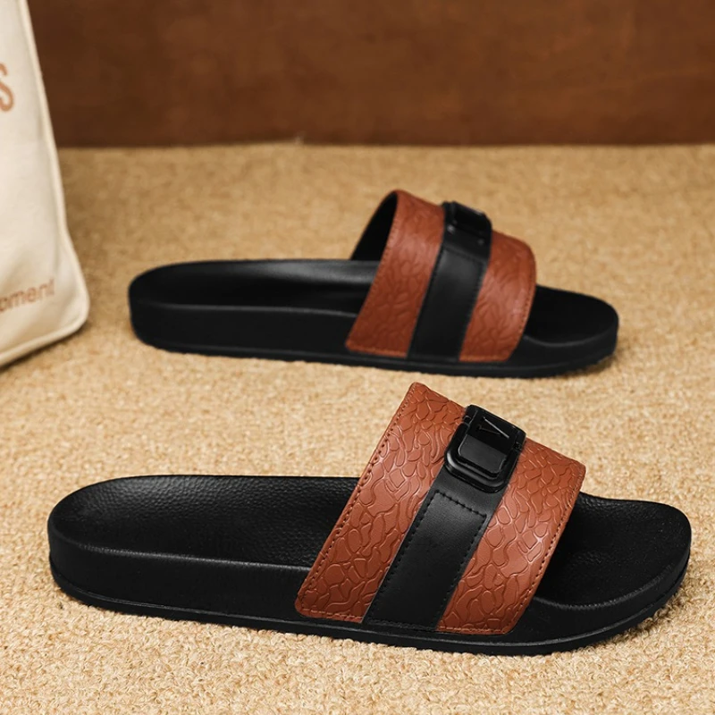 Chinelo Masculino 2026: Nova Moda, Sandália de Couro PU com Relevo, Antiderrapante, Sola Macia, para Uso Interno e Externo, Calçado de Praia