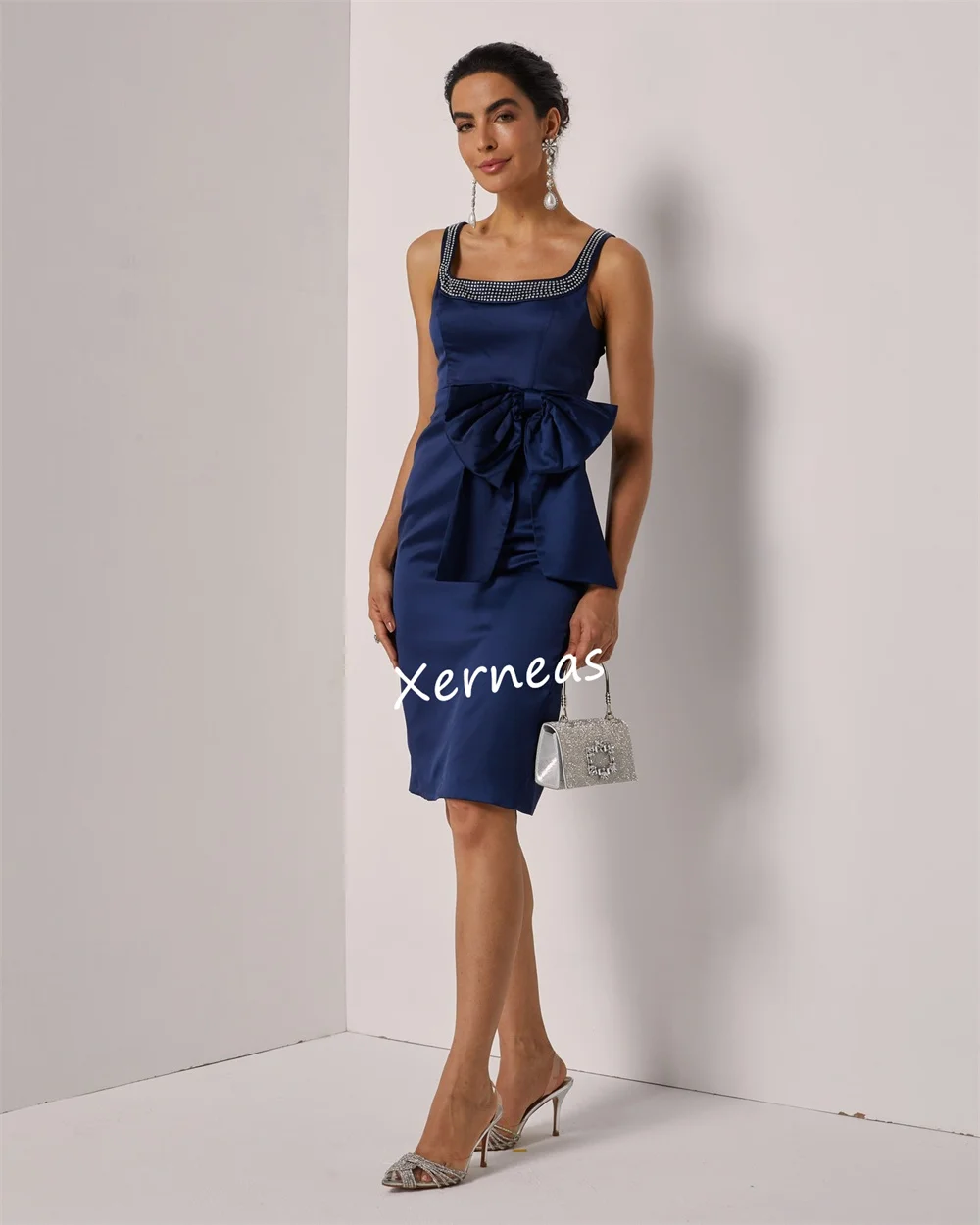 맞춤형 Charmeuse Pleat Sequined Bow 스퀘어 넥 스트레이트 짧은 드레스 맞춤형 행사 고품질 우아한 웨딩 게스트