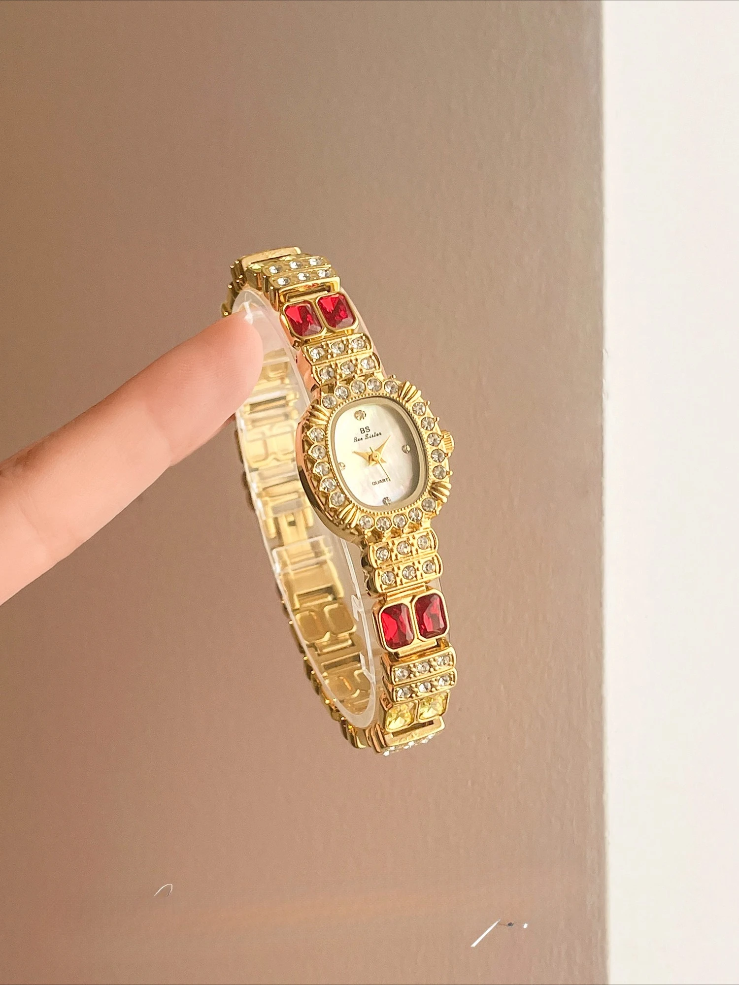 

New women's wristwatch, luxurious and elegant bracelet watch, high-end retro style, sophisticated women's gift.