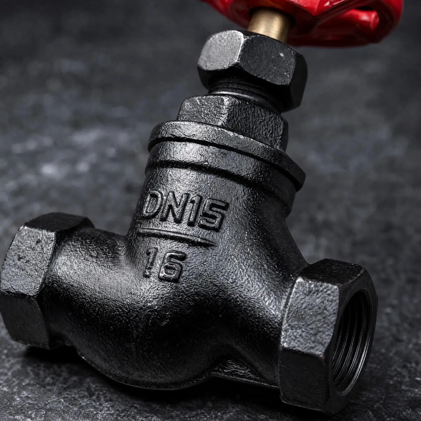 Threaded End Cast Iron Globe Valve with Red Handwheel for Boiler and Utility Pipe Systems