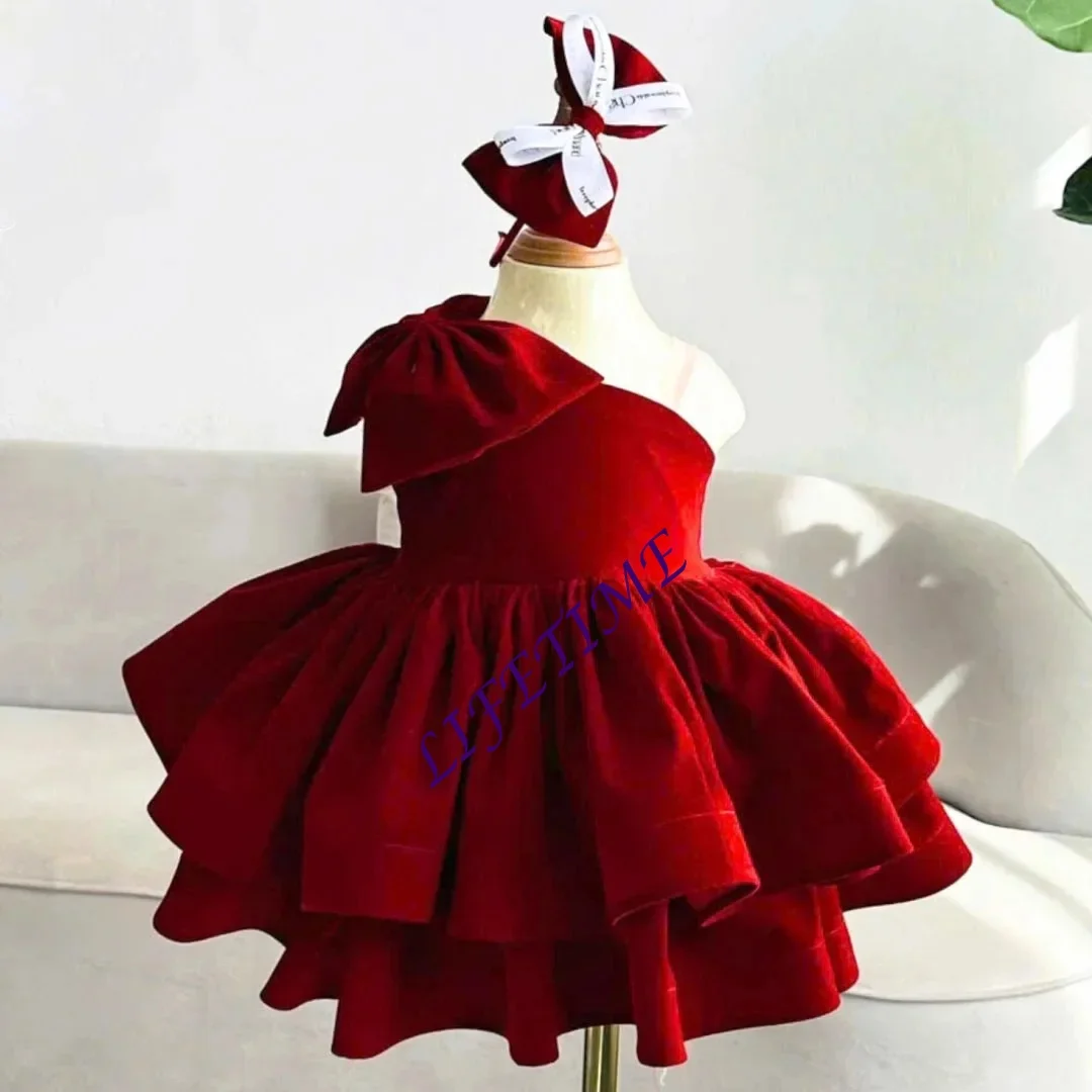 فساتين فتاة الزهور الحمراء المخصصة لحفلات الزفاف بكتف واحد من الساتان بطول الركبة منتفخة مع فيونكة أنيقة فستان حفلات التواصل الأول