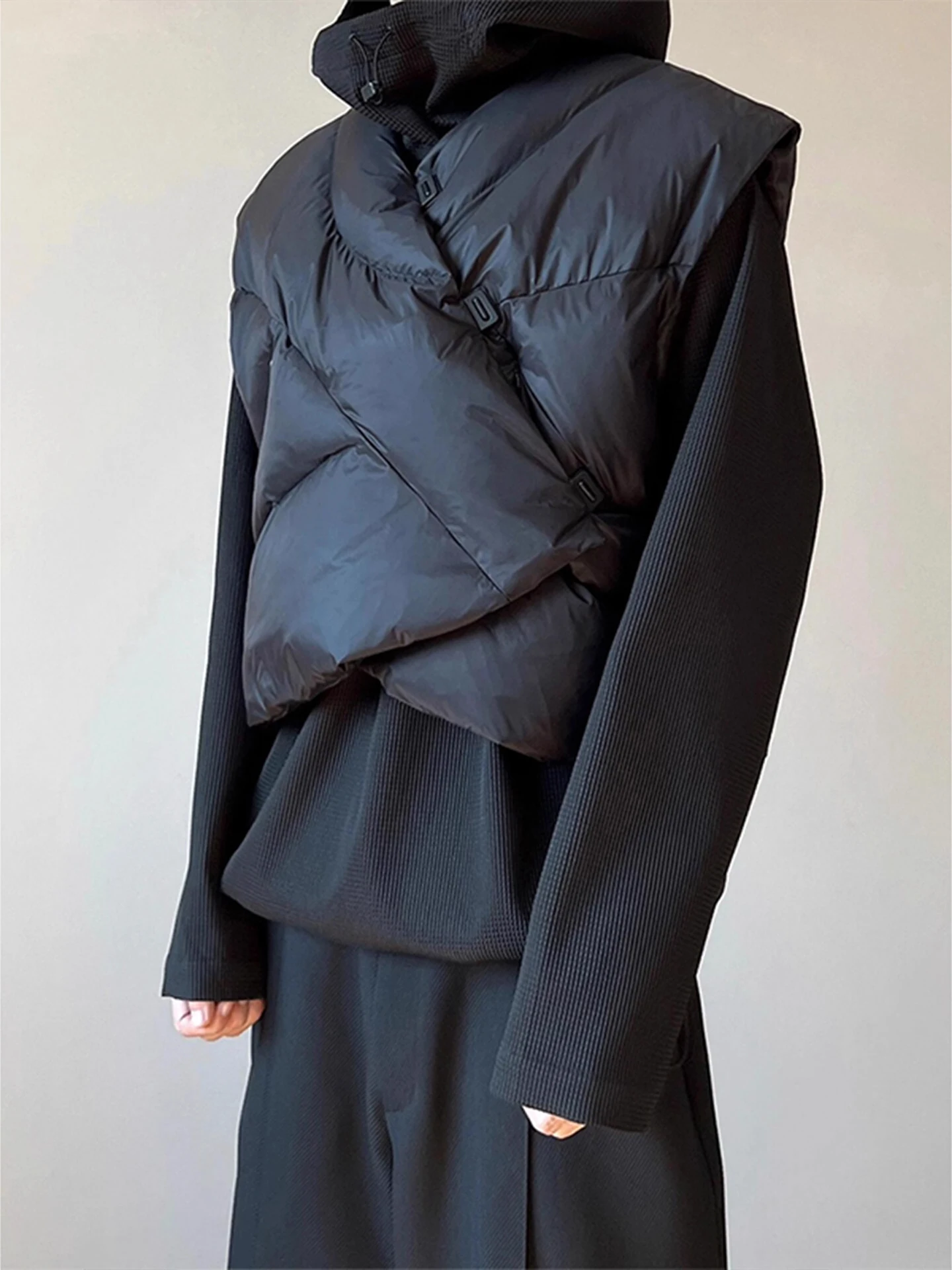 

Зимний жилет American Sle Thiened Warmth ex, асимметричный деконструктивный дизайн, жилет с подплечниками Cleanfit