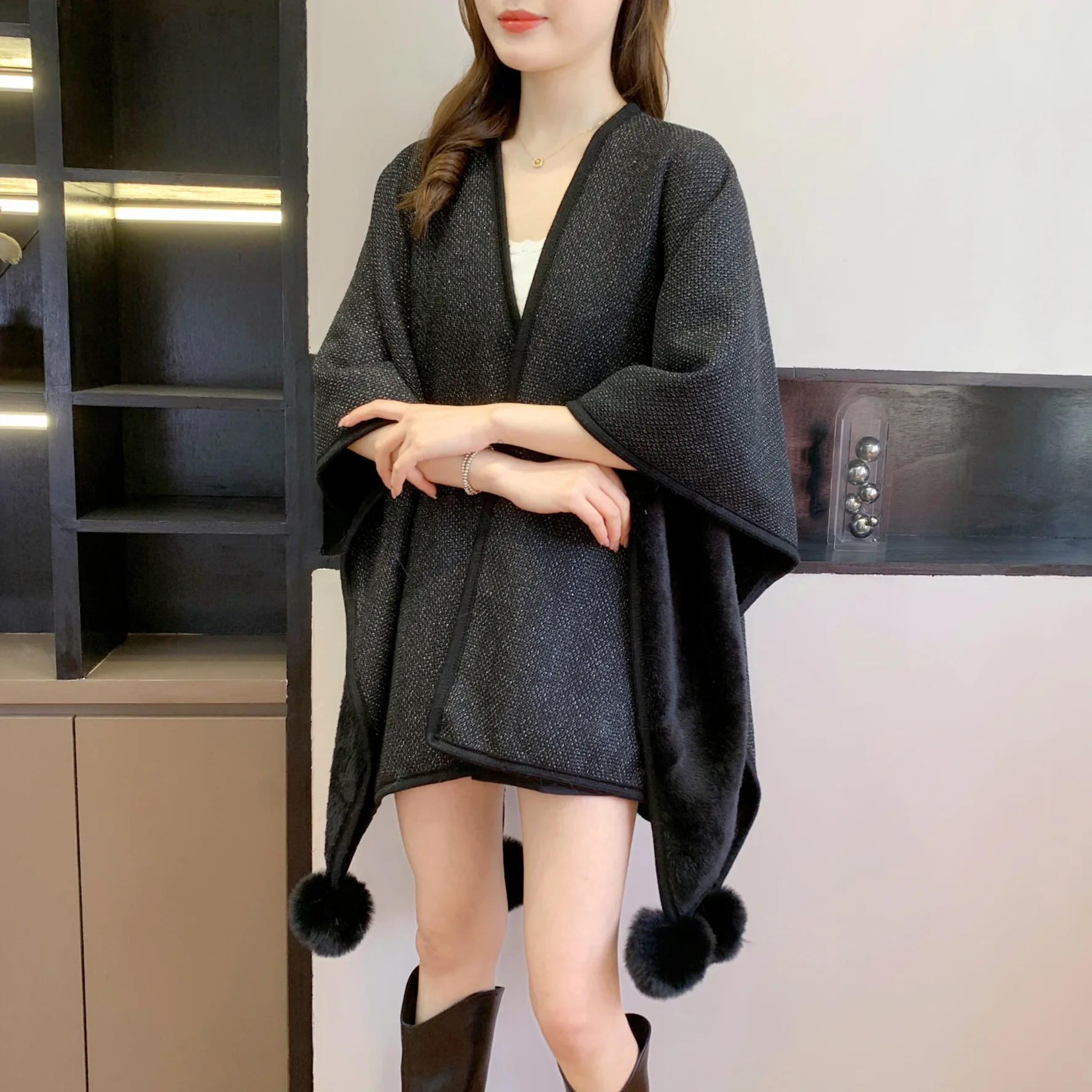 2025 Poncho da donna Autunno/Inverno Nuova collezione Tinta unita Moda Cappotto versatile con mantello termico decorativo