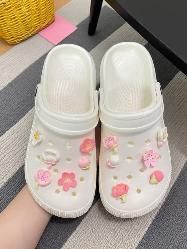 

Новые летние и осенние высококачественные тапочки с дырочками 2025 года можно носить на улице с милыми тапочками с мягкой подошвой на пляже.