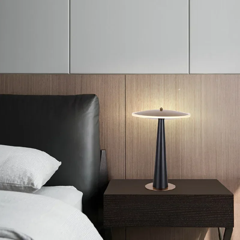 Modern Simple Bedroom Bedside Lamp Originality Fashion Designer Luxury Table Lamp Villa Foyer Indoor Lighting Mashua Ya Meza FYT