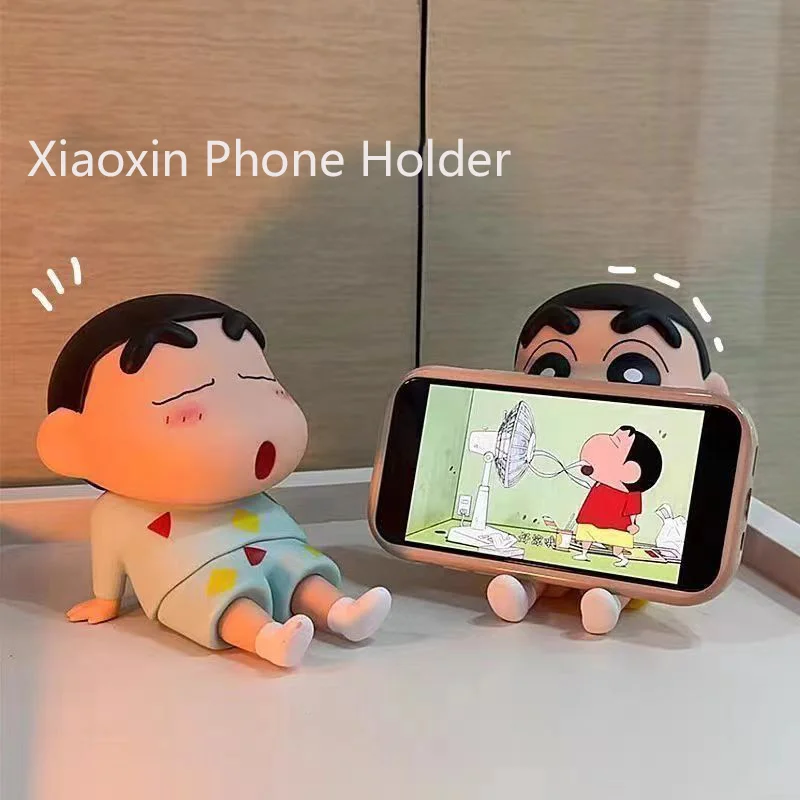 Crayon Shin-Chan Figure Supporto per telefono Kawaii Anime Ornamenti da tavolo Cartoon Watching TV Supporto per telefono Decorazioni per bambole carine