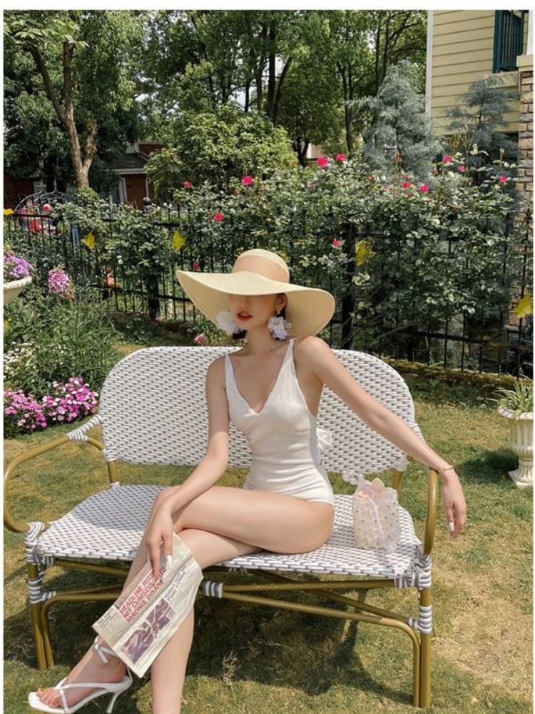 Ins نمط مثير عميق الخامس حزام ملابس السباحة النسائية ربيع حار عطلة الشاطئ بلون المحافظ الساخن فتاة قطعة واحدة بيكيني