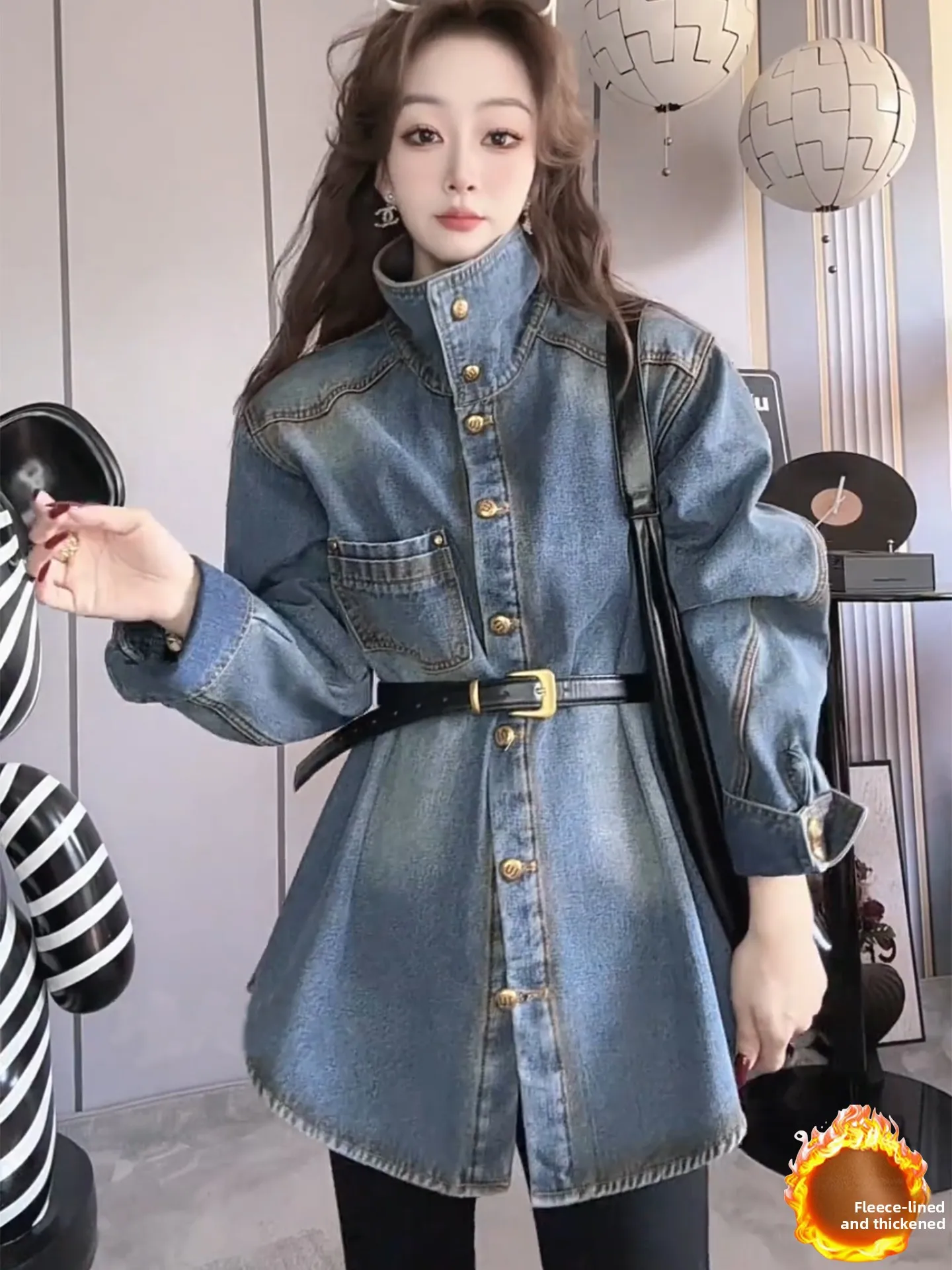 

Утепленная женская джинсовая куртка в американском стиле с флисовой подкладкой, воротником-стойкой, свободного кроя, с поясом, осенне-зимняя, теплая, с длинными рукавами