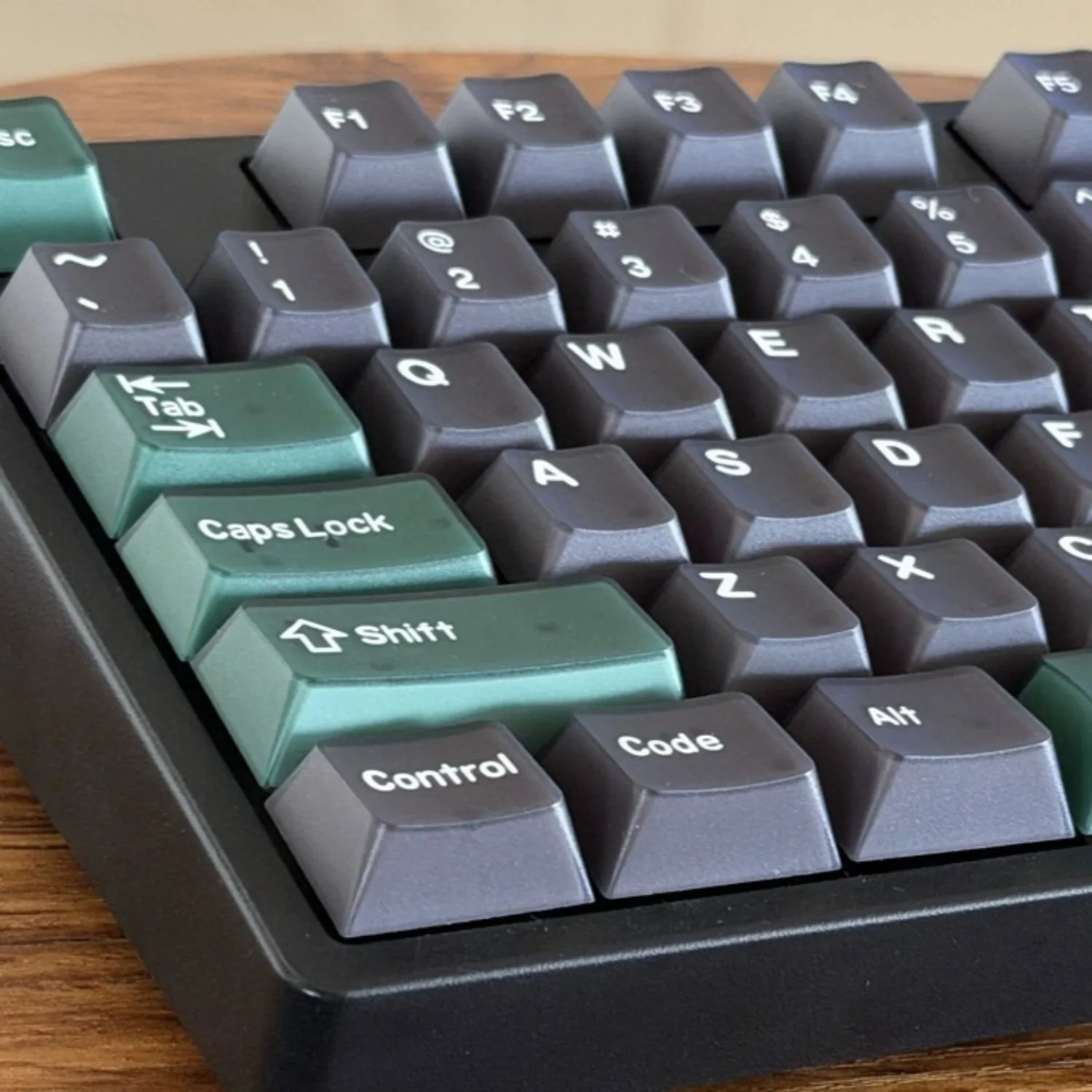 

Smiling Emerald Keycap Half Transparent PBT Double Shot Cherry Profile Original Height Backlit Key Cap MX Switch Custom Keycap