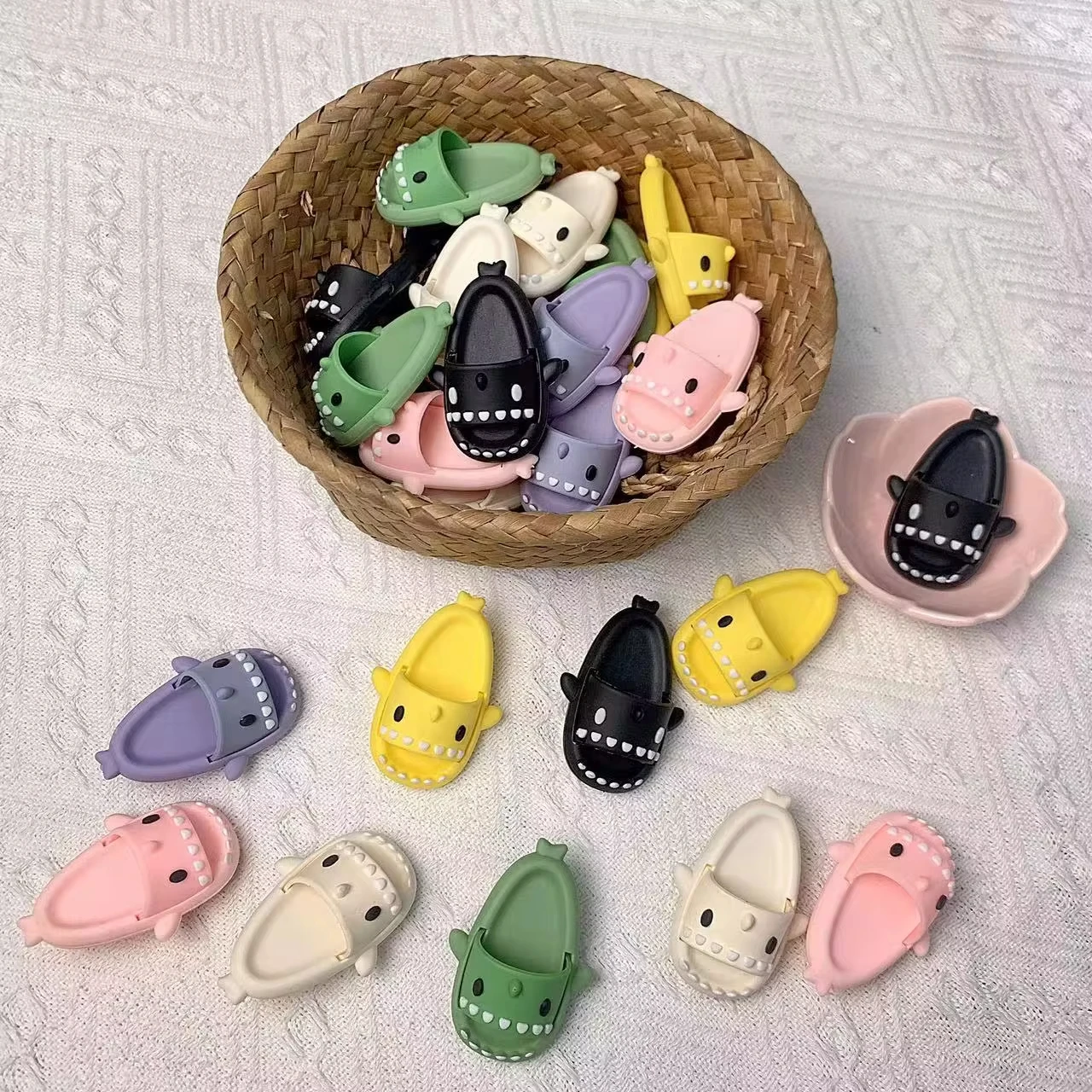 1Pcs Cute Mini Shark Shoes Charms Fashion Shoe Decoration Kids Sandals Accessories Colored Shoe Buckles Diy For Party Gife