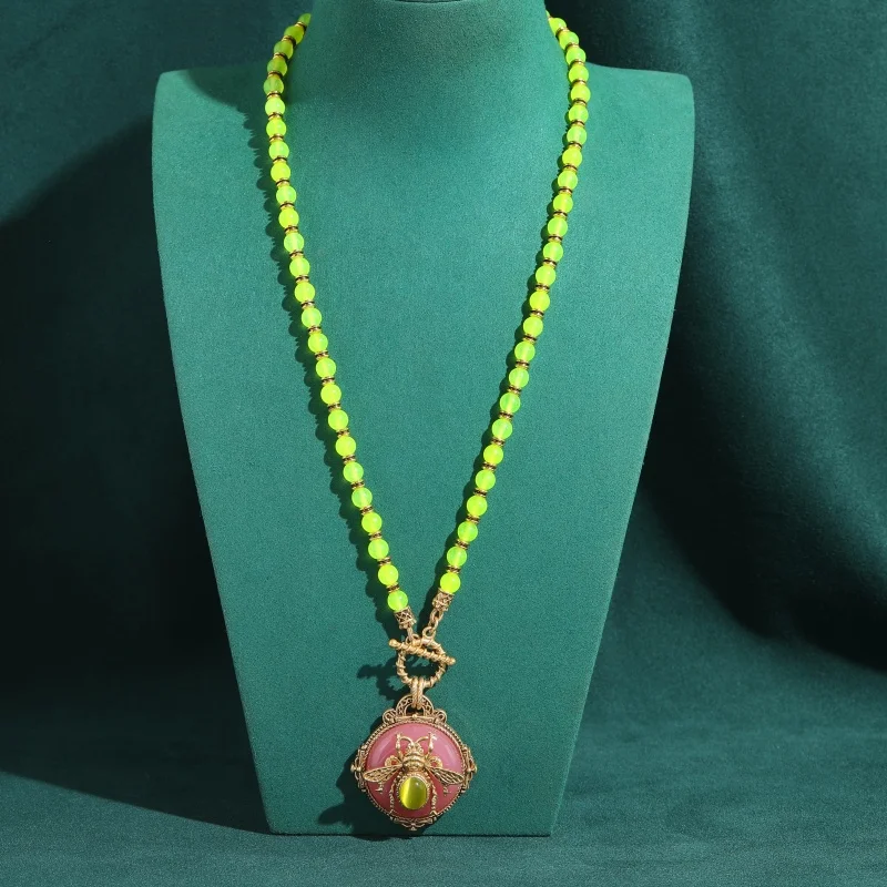 

Vintage Jewelry Natural Stone Beaded Necklaces For Woman Bee Moth Pendant Antique Gold Color Retro Luxury Designer Accessories