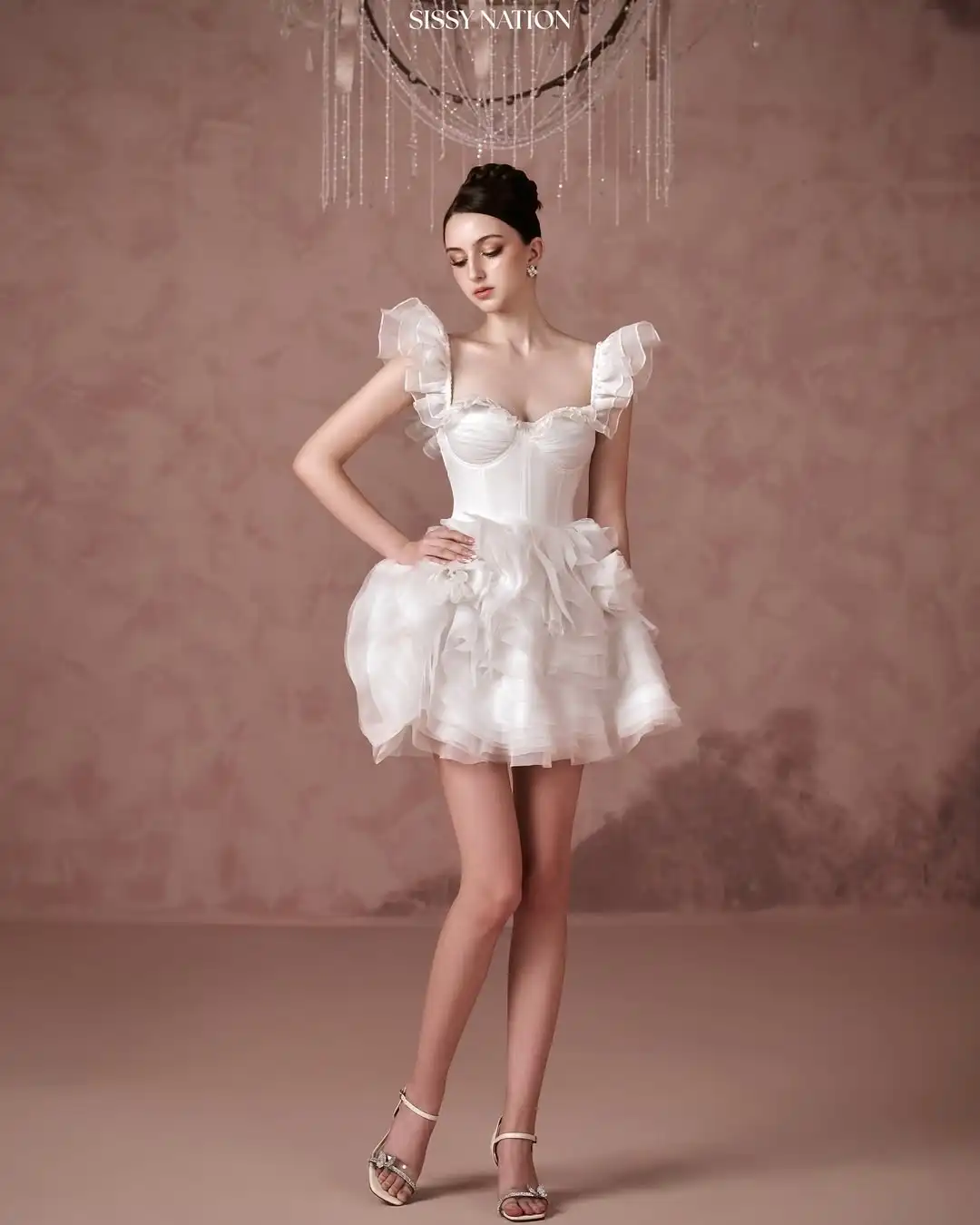 Biała koronkowa suknia wieczorowa z odkrytymi ramionami i falbankami, romantyczna satynowa suknia, suknia na przyjęcie weselne, tiulowa suknia, haftowana flora.