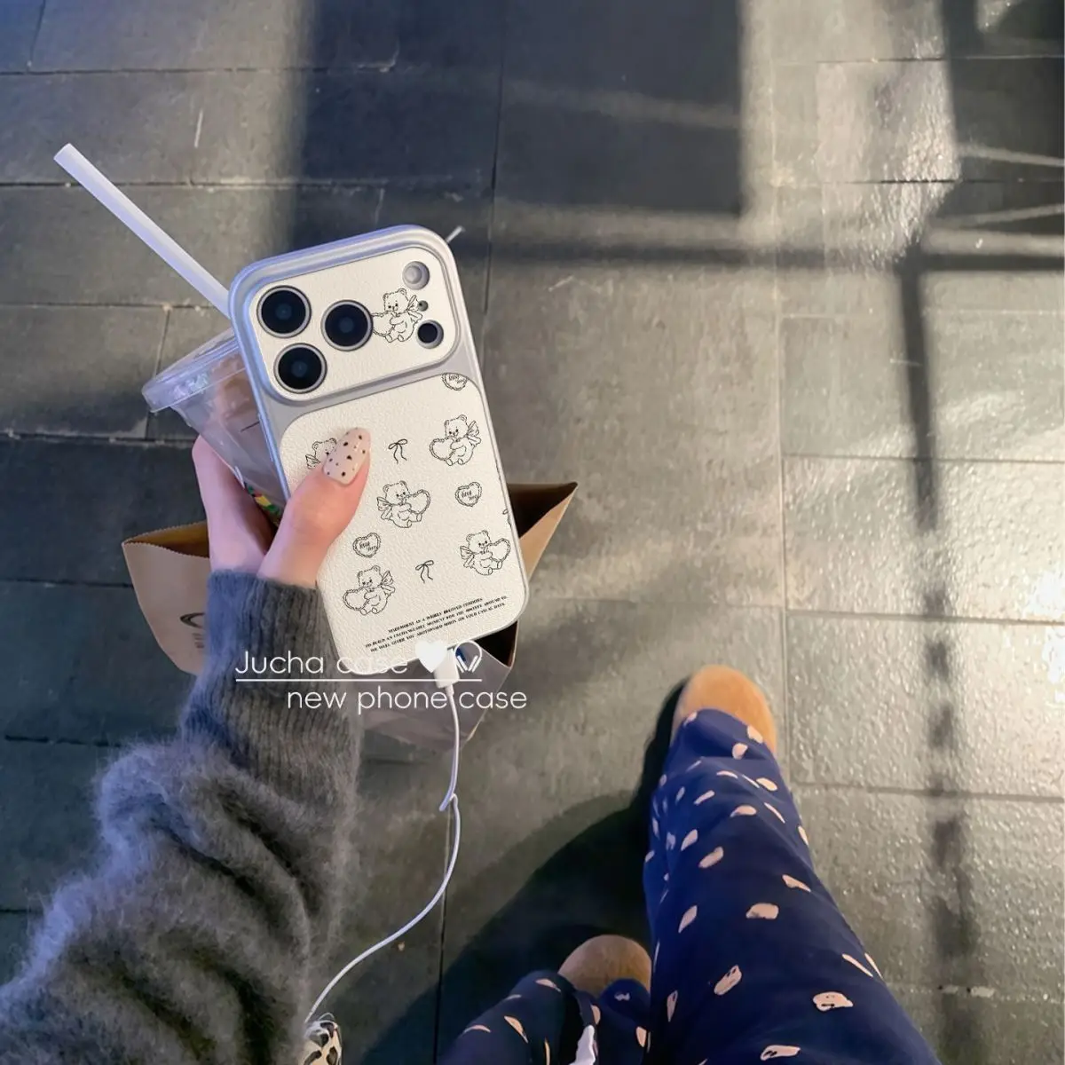 Funda Protectora de Cuero de Alta Calidad con Diseño de Oso Ángel Blanco Coreano para iPhone 17 16 15 14 13 Pro Max Plus, Resistente a Impactos