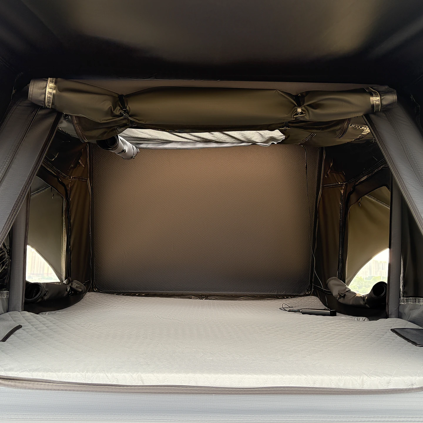 Wholesale Hard Shell Car Roof Top Tent With Solar Panel - Waterproof 3-4 Person Tent For 4x4 Overland Camping SUV Truck