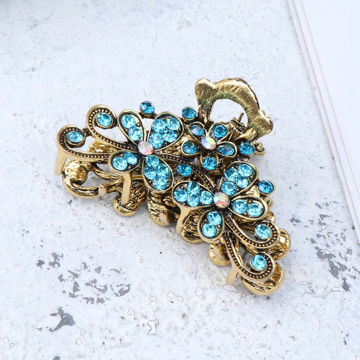 

Заколка для волос из хрусталя, 1 шт., винтажный дизайн, легкая, с прочным захватом, для женщин, для укладки в душе, защита от воды, небесно-голубая