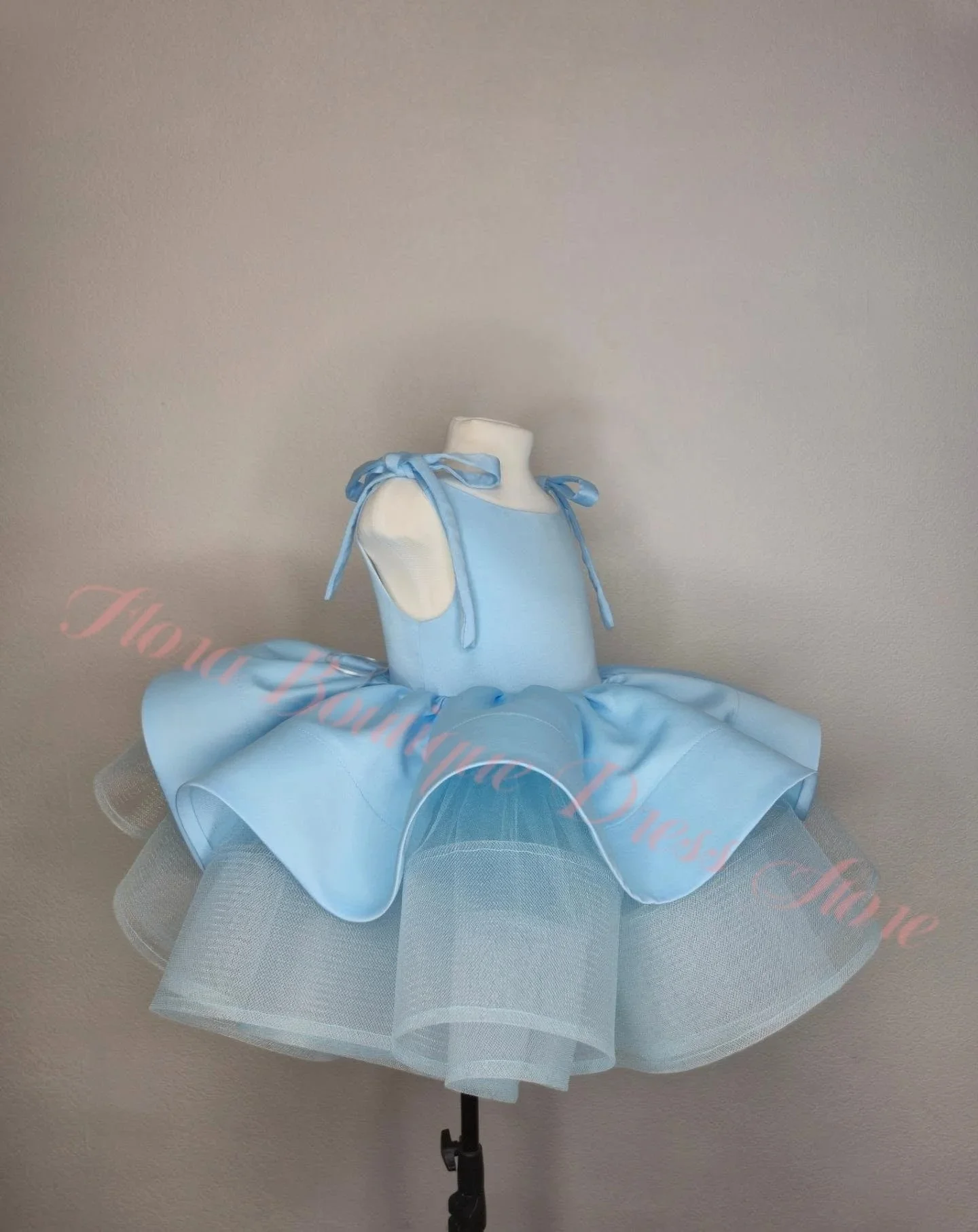 Maßgeschneidertes blaues Blumenmädchenkleid für Hochzeiten, ärmellos, knielang, hohe Taille, elegantes Kindergeburtstagskleid, Erstkommunionkleid – Detail 2