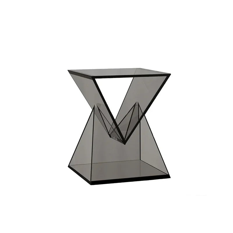 

Акриловый край, несколько минималистичных краев, несколько прикроватных тумбочек для дивана и спальни