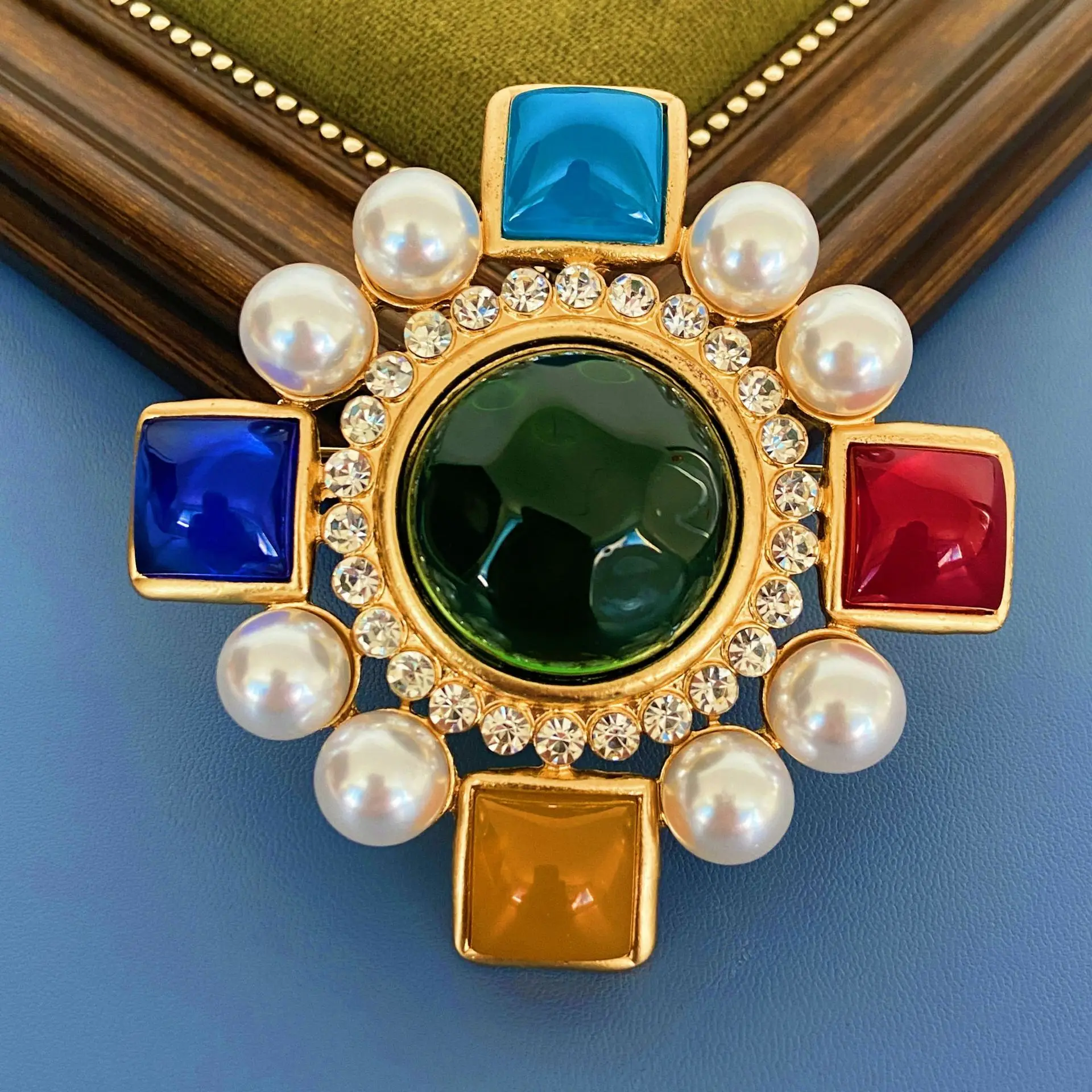 

French luxury court style Treasure jelly glass large brooch Fashion atmosphere Baroque copper plated brooch high-grade women