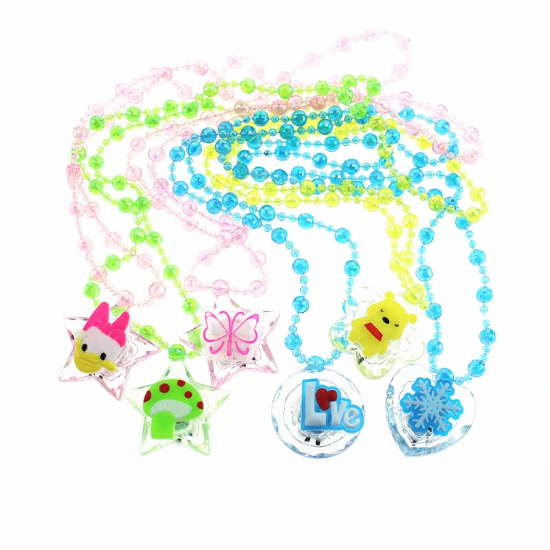 1Pc Cartoon Schattige Gloeiende Acryl Ketting Grappige Flash Hanger Kinderen Led Licht Up Speelgoed Kids Leuke Vakantie Feest Verjaardagscadeaus