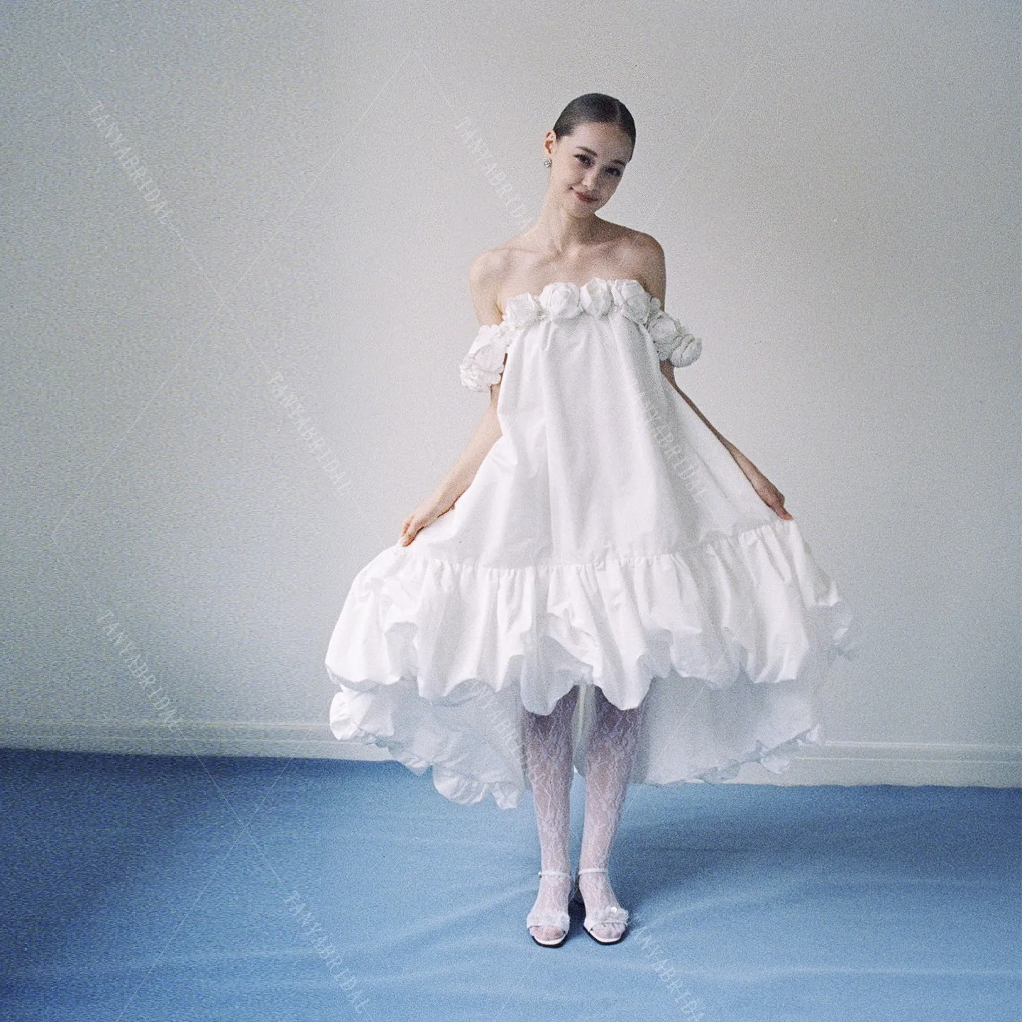 خمر قبالة الكتف فستان الزفاف التفتا مع زهور ثلاثية الأبعاد قارب الرقبة عالية منخفضة ألف خط فستان زفاف فستان حفلة الزفاف TSWD932