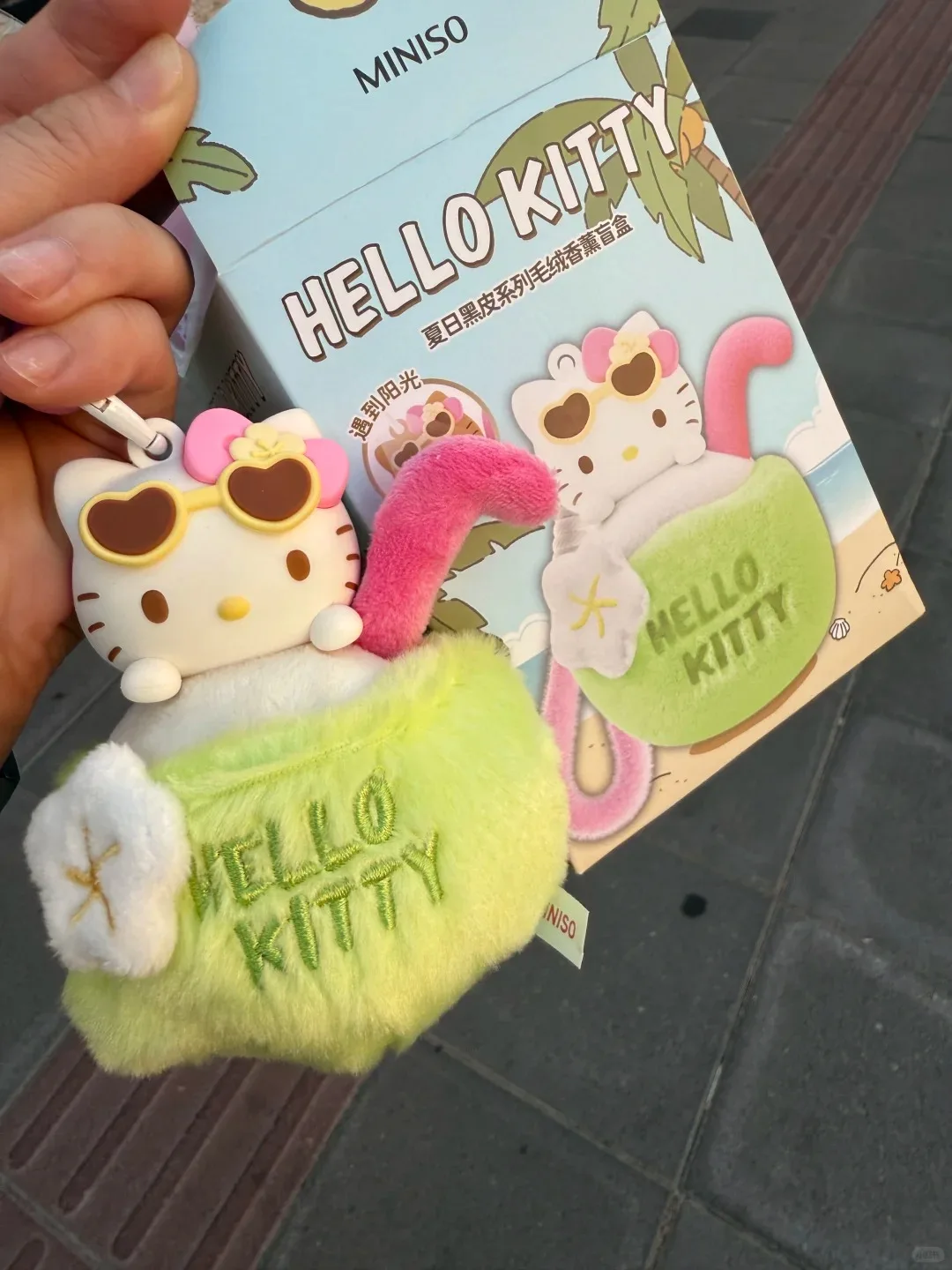 

В наличии оригинальная летняя черная кожаная серия Hello Kitty, плюшевая ароматерапия, изменение цвета, слепая коробка, кулон, подарок