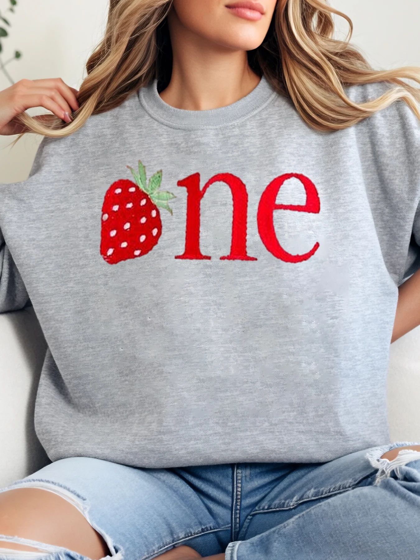 

Толстовка с круглым вырезом и принтом клубники, повседневная свободная посадка на День святого Валентина, женский топ, повседневная одежда больших размеров