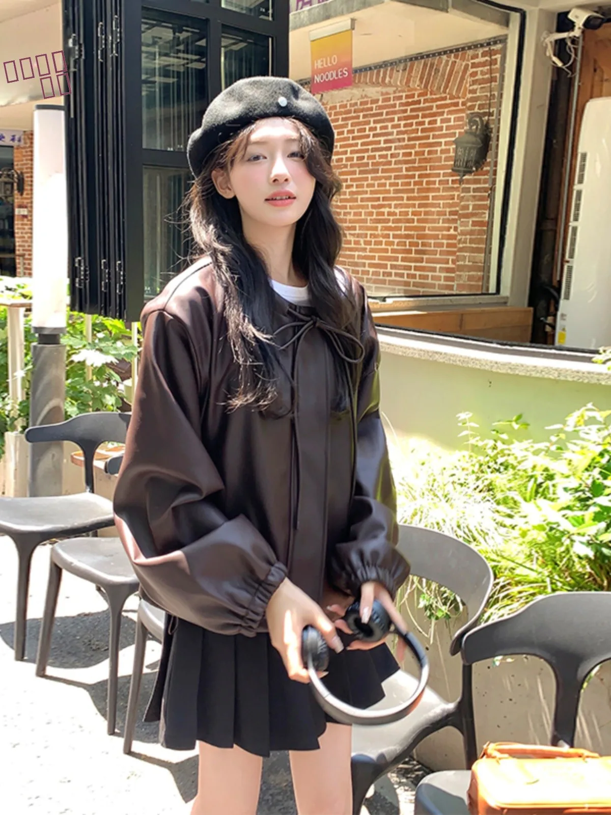 เสื้อแจ็คเก็ตหนัง PU สีกาแฟสำหรับผู้หญิง รุ่นใหม่สำหรับฤดูใบไม้ผลิและฤดูใบไม้ร่วง ทรงตรง แขนยาว ดีไซน์ซิป