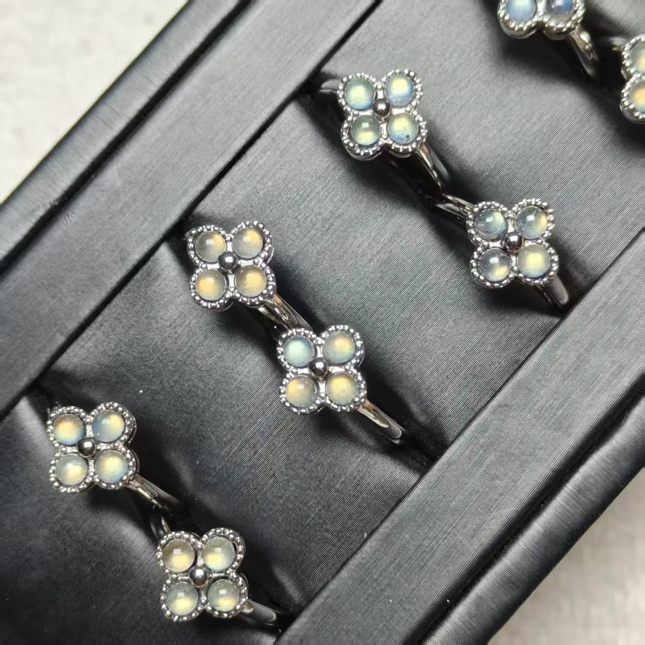 Xingyu Natürlicher Labradorit-Blumen-Ringhalter aus Kupfer, Modischer Hochwertiger Schmuck, Bewegliche Ringe mit Verstellbarer Öffnung als Geschenk – Detail 4