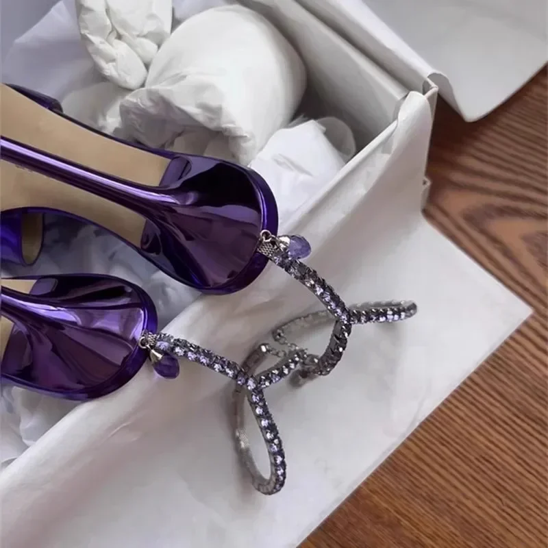 Neue Sexy Lila Charme High Heels frauen Stiletto Spitz Eine Linie Kette Strass Hot Girl Baotou Sandalen