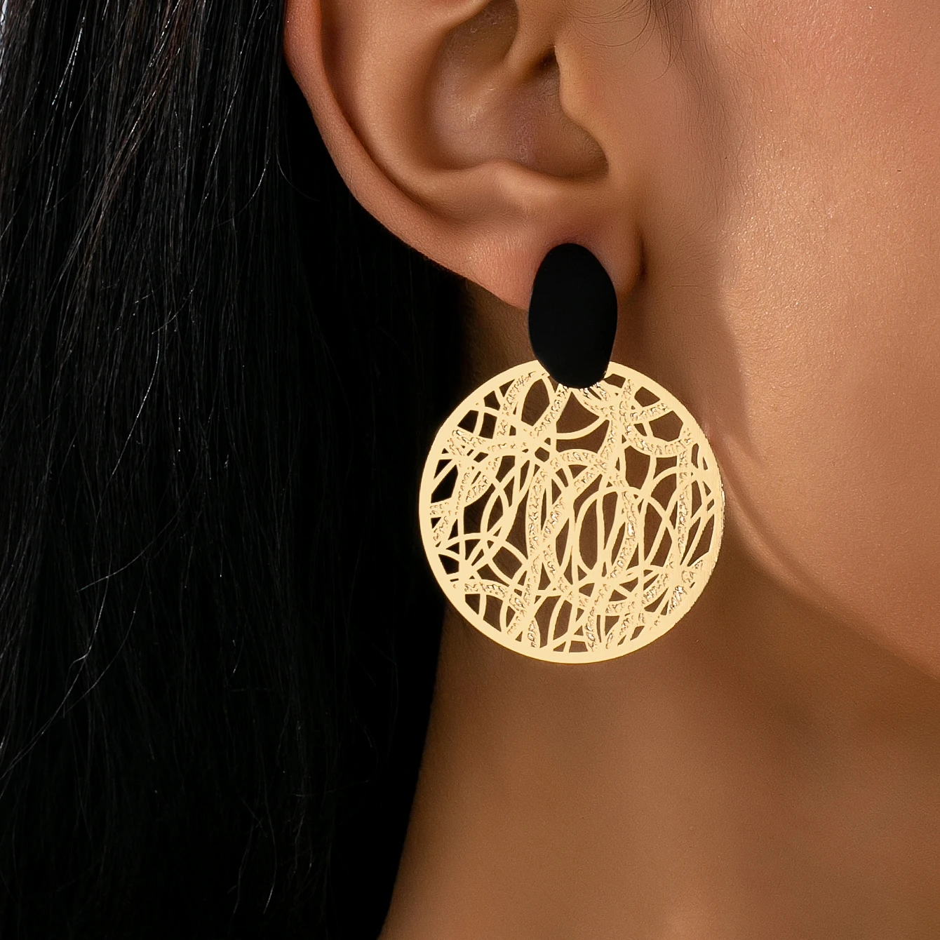 A Pair of Women's Earrings, European and American Fashion, Retro Ethnic Style, Cut Out Abstract Line Round Earrings, Suitable for Daily Wear