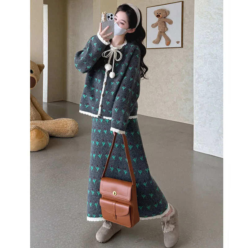 

Новый женский вязаный костюм с комплектом из двух предметов, состоящий из нежного, мягкого и свитера с цветочным узором, кардигана и юбки-миди.