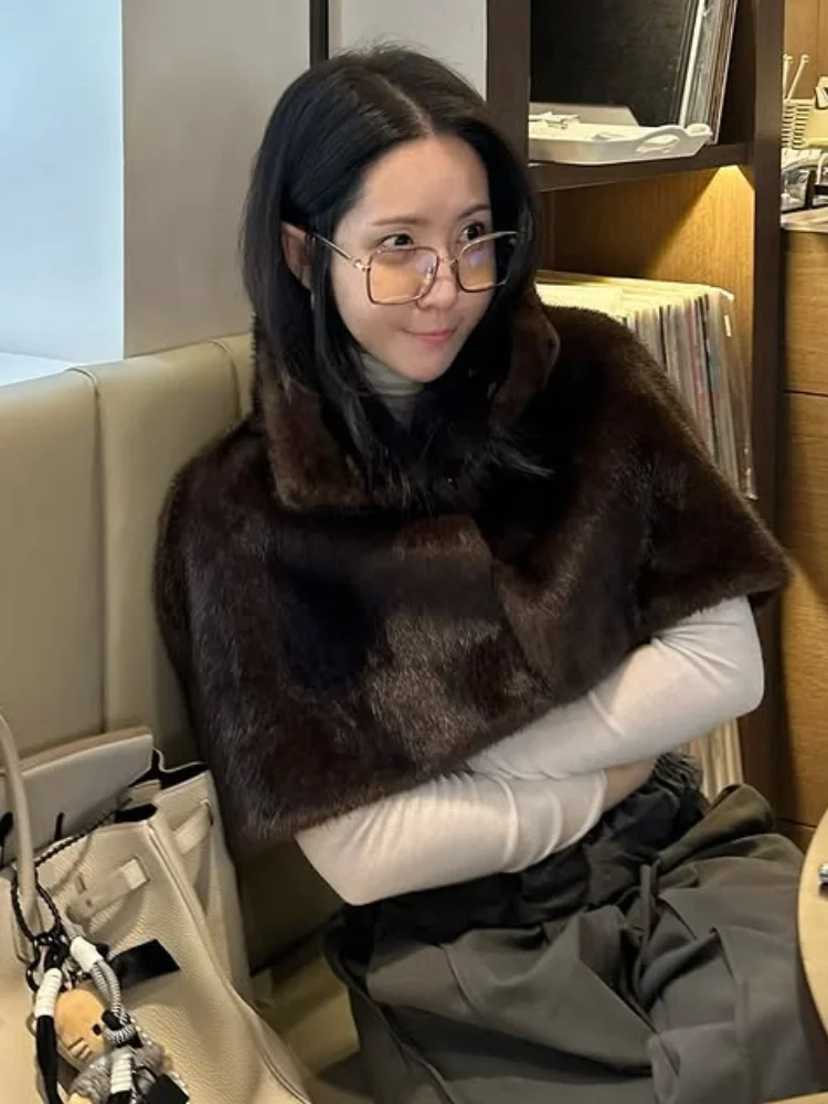 أنيقة الصلبة فو الفراء التلبيب صدرية قصيرة المرأة عادية أفخم السراويل القصيرة معطف فضفاض سيدة 2025 الشتاء عالية الشارع الصدريات