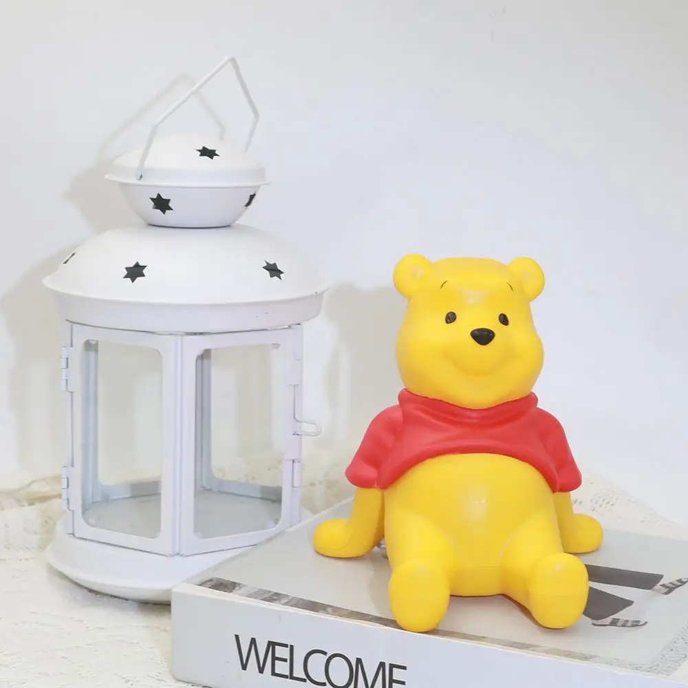 Soporte universal para teléfono y tableta con diseño de Winnie the Pooh, ideal para iPad, con base para escritorio, un adorno de mesa adorable para decorar el hogar.
