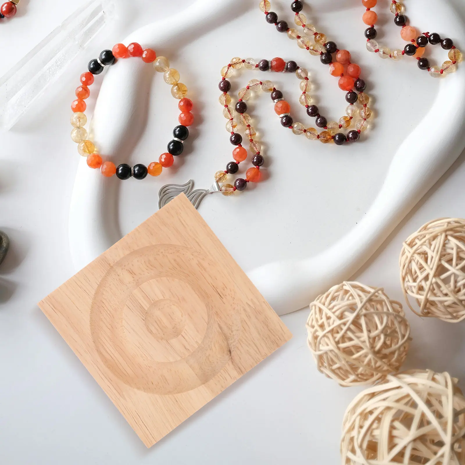 

Деревянная подставка для браслетов для безопасного хранения украшений и декоративного использования на туалетном столике, прикроватной тумбочке, в гостиной или для демонстрации в магазине.