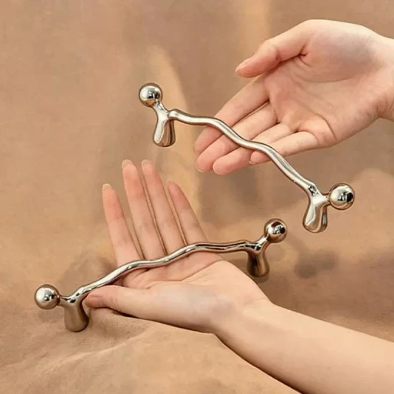Moderner, gewellter, gebogener Möbelgriff aus massivem Messing in Titan-Silber für Türen, Schränke, Küchenschränke und Schubladen. – Detail 6