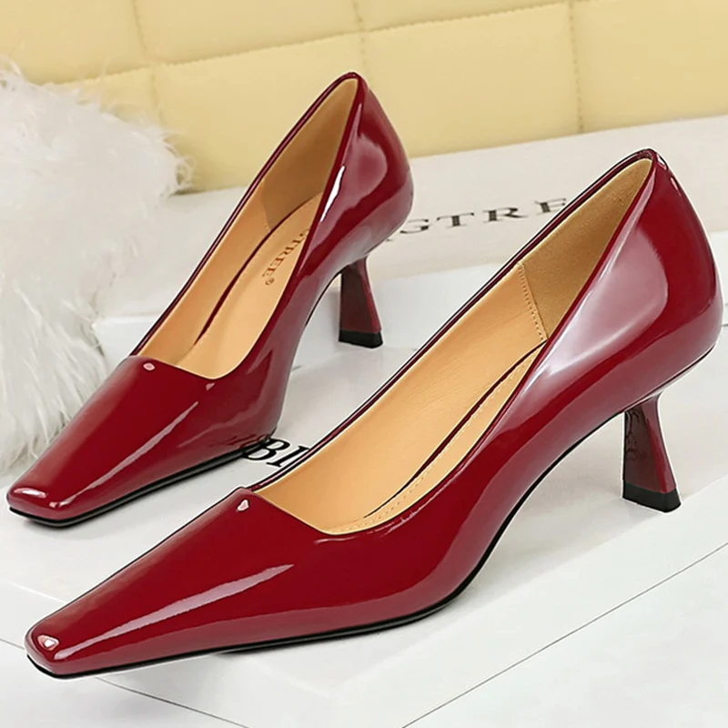 

2024 Elegant Women 6cm High Heels Pumps Office Lady Patent Leather Square Toe Kitten Low Heels Burgundy Nude Brown Deigner Shoes