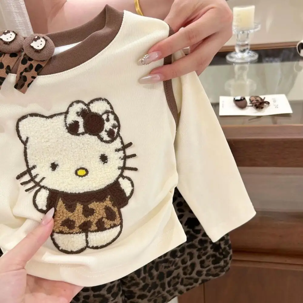 

Комплект Sanrio Hello Kitty для девочек, осень/зима 2025 г., новая детская стильная футболка с длинными рукавами, леопардовые широкие брюки, комплект из двух предметов