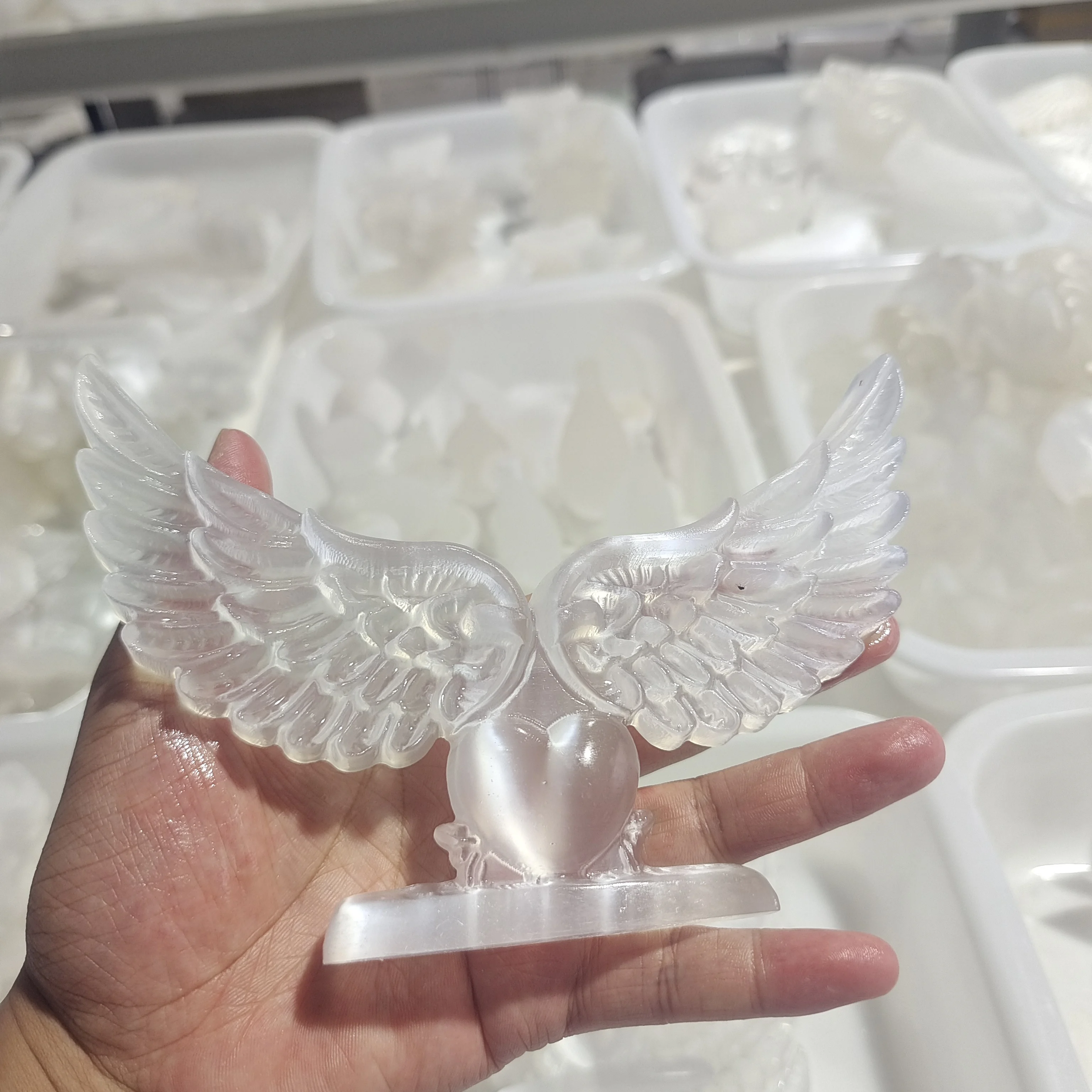 Imagem -05 - Bela Selenite Anjo Natural e Coração Asa Escultura Esculpida Reiki Cura Energia Pedras Preciosas Artesanato Decoração Home Presente 18cm